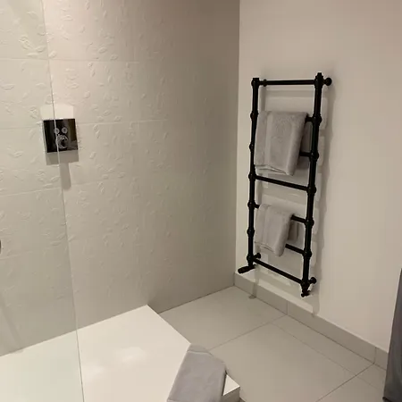 Le De La Grange Lejlighed *